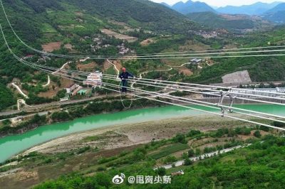 看呆了電力工人飛躍嘉陵江，高空走鋼絲