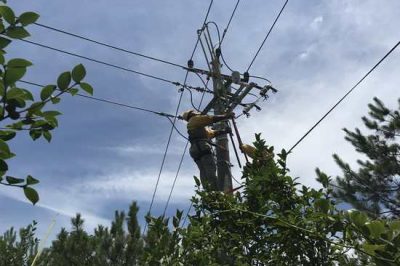9米桿上帶電作業(yè)，近3米長(cháng)、4公斤重的絕緣操作桿