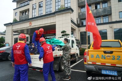 啟動(dòng)應急發(fā)電車(chē)全力搶修供電不“?！? title=