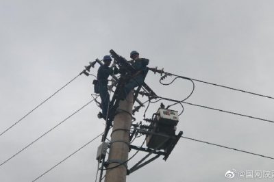 更換瓷柱出現裂紋的刀閘及下引線(xiàn)