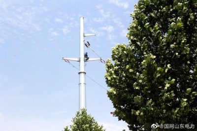 鐵塔聳立云端 坐塔“穿針引線(xiàn)”