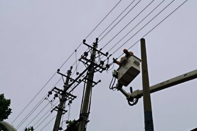 帶電作業(yè)消除保電線(xiàn)路隱患