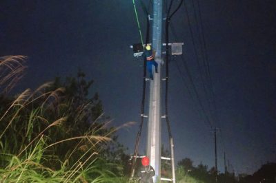 登桿作業(yè)徹夜搶修恢復居民用電