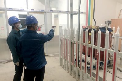 對校園內的變壓器等設備進(jìn)行檢查測溫