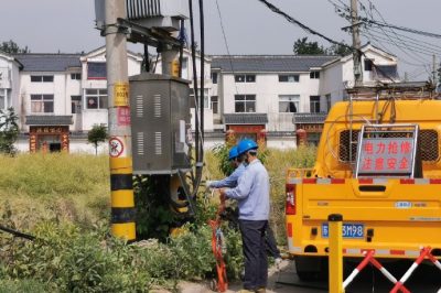 供電所運維人員對鹽閘小區12、14變壓器進(jìn)行負荷切改