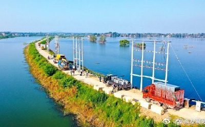 在廬江縣同大鎮白石天河古圩段圩堤上進(jìn)行立桿、架線(xiàn)、安裝配變設備