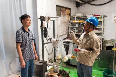走進(jìn)轄區內小作坊，檢查用電線(xiàn)路，試跳漏電保護器