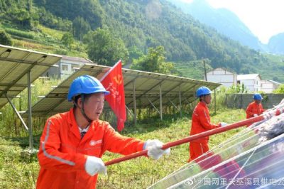 重慶巫溪供電公司為客戶(hù)清潔光伏發(fā)電板