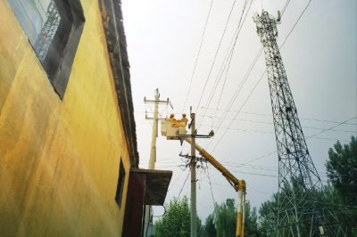 在10千伏李陳線(xiàn)歸仁支線(xiàn)10號桿為歸仁村新建200千伏安配電變壓器帶電接火