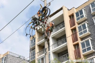配電運檢中心檢修人員為江蘇唐錦紡織安裝柱上開(kāi)關(guān)