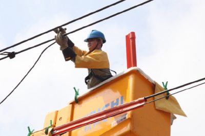 帶電作業(yè)班對安陸南城10千伏金溝線(xiàn)，城區碧霞一、二回線(xiàn)路開(kāi)展帶電接火