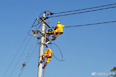 完成10千伏付業(yè)線(xiàn)華龍支線(xiàn)1號桿用戶(hù)配變接火工作