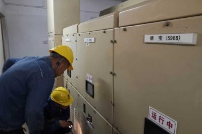 高新供電分公司組織工作人員對轄區內開(kāi)閉所進(jìn)行雨天特巡工作