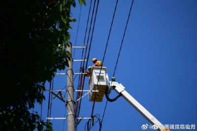 在開(kāi)發(fā)區10千伏林港線(xiàn)開(kāi)展帶電作業(yè)，為客戶(hù)帶電搭接