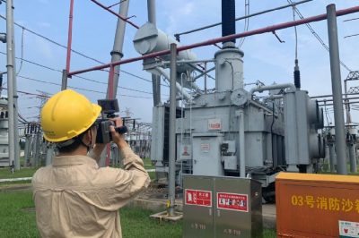 在上黨變電站開(kāi)展主變壓器、二次設備室等區域的紅外測溫工作