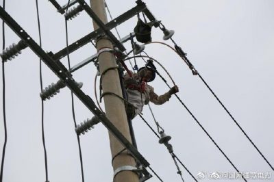 開(kāi)展進(jìn)出線(xiàn)電纜敷設及安裝配電線(xiàn)箱作業(yè)