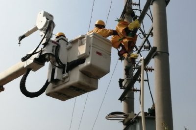 在10千伏胡屯線(xiàn)張良支線(xiàn)22桿和32桿進(jìn)行帶電加裝跌落式熔斷器護套工作