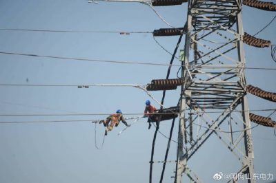 國網(wǎng)棲霞市供電公司輸電運檢班員工對110千伏豐松Ⅱ線(xiàn)實(shí)施檢修消缺