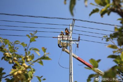 為一重鋼工程有限公司新增變壓器帶電接引流線(xiàn)