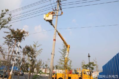 在10千伏九南2號線(xiàn)51號桿處開(kāi)展帶電消缺工作