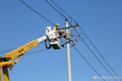 對10千伏前胡線(xiàn)某機械公司支線(xiàn)15號桿新上315千伏安變壓器實(shí)施帶電接火作業(yè)
