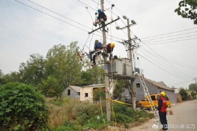 對10千伏和供5程臺線(xiàn)開(kāi)展集中檢修，更換斷路器，安裝配變安裝