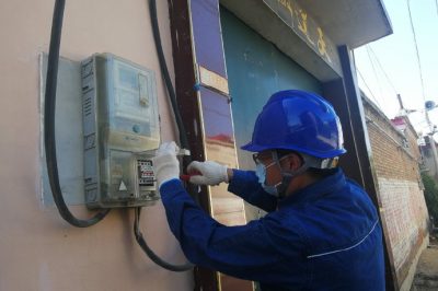 國網(wǎng)任丘市供電公司員工在出岸鎮對居民電表進(jìn)行巡視檢查