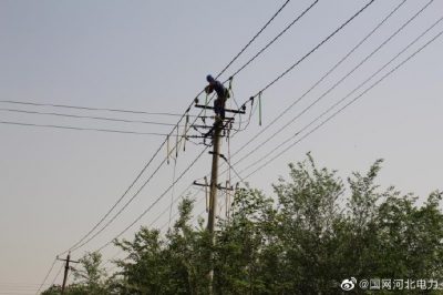 施工人員走進(jìn)深澤縣10千伏613橋頭線(xiàn)42號桿架設導線(xiàn)