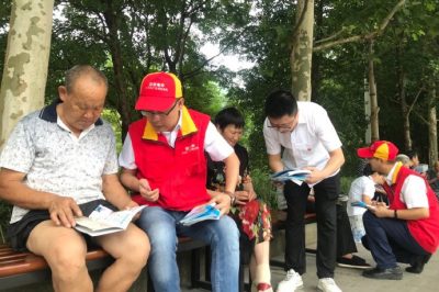在逍遙廣場(chǎng)向居民講解安全用電注意事項