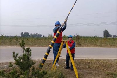 深入田間地頭為配電線(xiàn)路桿塔拉線(xiàn)安裝反光膜、拉線(xiàn)護套