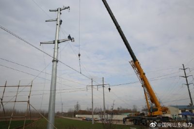 在110千伏萊店線(xiàn)16—17號桿處進(jìn)行隱患排除工作
