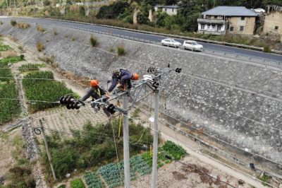 對巖泉街道薄岸村的高壓線(xiàn)路、設備進(jìn)行缺陷查找