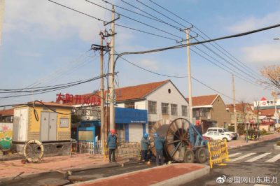 在10千伏威海路線(xiàn)開(kāi)展敷設電纜工作