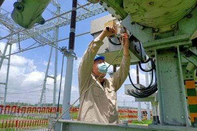 500千伏高郵變壓力偏低六氟化硫設備進(jìn)行補氣工作