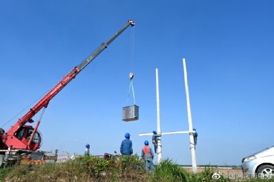 洪水中被淹損壞的農排電力設施進(jìn)行復建