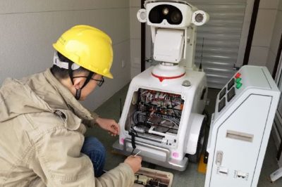 宿遷運維站500千伏鐘吾變運維人員進(jìn)行機器人排障工作